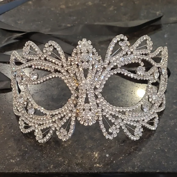Elegant Silver Rhinestone Mask - Picture 5 of 7